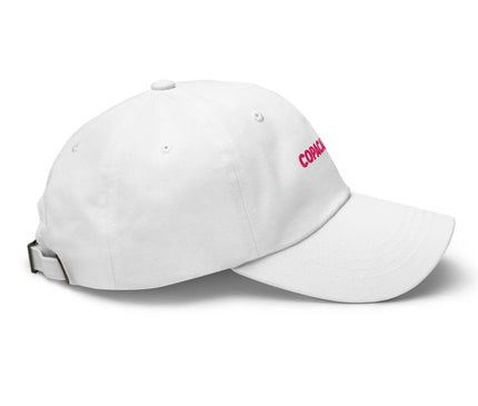 Casquette blanche moderne inspirée du quartier de Copacabana à Rio de Janeiro avec un logo rose. Accessoire évoquant l'énergie festive et l'élégance tropicale brésilienne. Idéal pour un style décontracté et ensoleillé.