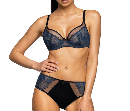 Ensemble de lingerie élégante inspirée de la mode brésilienne avec dentelle délicate et découpes raffinées, reflétant la sensualité et la sophistication du style brésilien.