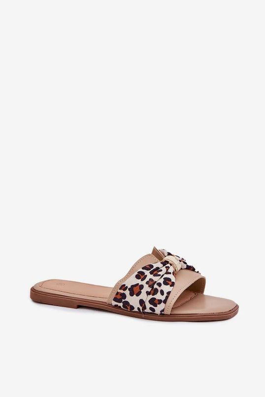 Claquettes classiques pour femmes à talon plat, en cuir artificiel beige, ornées d'un élégant nœud imprimé léopard à l'avant, parfaites pour les tenues estivales comme les robes, jupes et shorts. Hauteur de talon 1 cm, offrant confort et légèreté.
