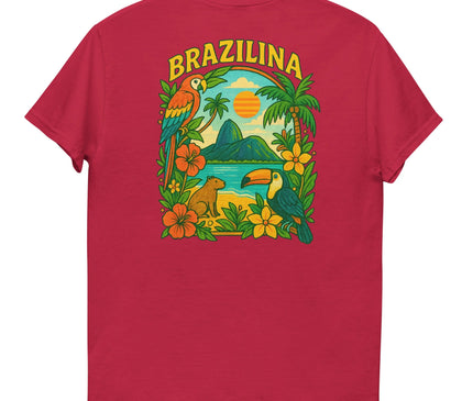 T-shirt rouge inspiré du Brésil avec un design vibrant illustrant des éléments tropicaux : des palmiers, des fleurs exotiques, un coucher de soleil, une montagne emblématique, un capybara, un toucan et un perroquet. L'inscription 'Brazilina' évoque la culture festive, la biodiversité luxuriante et l'esprit chaleureux du Brésil.