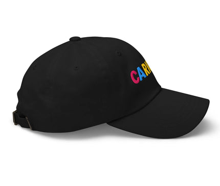 Casquette noire décontractée et contemporaine avec l'inscription 'Carioca' brodée en lettres multicolores, inspirée de la vibrante culture de Rio de Janeiro et du mode de vie brésilien, symbolisant la fête, la liberté et la richesse culturelle du Brésil.