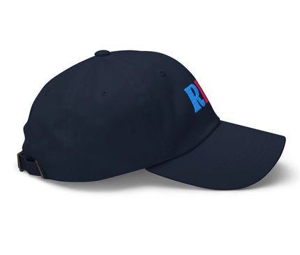 Casquette bleue marine avec broderie colorée RIO, inspirée de l'énergie festive et des couleurs vibrantes du Brésil, évoquant les carnavals brésiliens et l'atmosphère chaleureuse de Rio de Janeiro. Accessoire mode célébrant la culture brésilienne et l'exotisme.