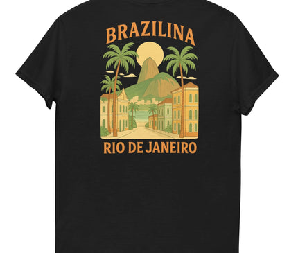 T-shirt noir avec un design inspiré de Rio de Janeiro, représentant des palmiers, des bâtiments à l'architecture typique et le Pain de Sucre sous un soleil éclatant. Le texte 'Brazilina Rio de Janeiro' évoque l'ambiance festive et tropicale du Brésil. Vêtement stylé et décontracté, parfait pour les amateurs d'exotisme et de cultures ensoleillées.
