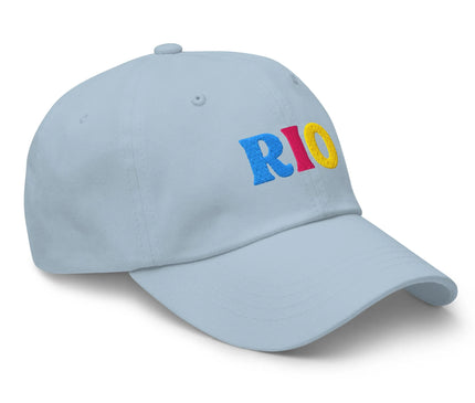 Casquette bleu ciel avec inscription multicolore RIO en lettres bleu, rose et jaune, inspirée de la culture brésilienne et des couleurs vibrantes des carnavals, symbole de la joie de vivre et de l’esprit festif de Rio, idéale pour un look tendance et authentiquement brésilien.
