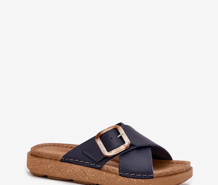 Sandales décontractées brésiliennes avec larges sangles croisées bleu marine, boucle élégante et semelle ergonomique en liège, style artisanal inspiré des marchés locaux.