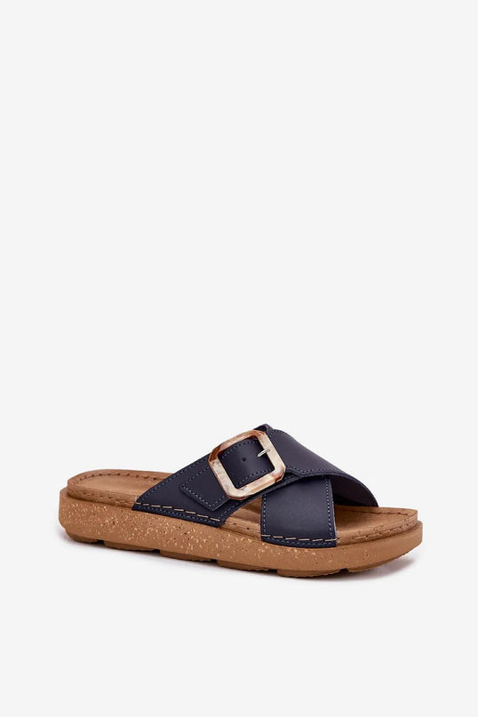 Sandales décontractées brésiliennes avec larges sangles croisées bleu marine, boucle élégante et semelle ergonomique en liège, style artisanal inspiré des marchés locaux.