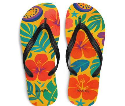 Tongs brésiliennes colorées avec motifs tropicaux de fleurs exotiques rouges et feuilles vertes sur fond jaune, évoquant la nature et la forêt tropicale du Brésil. Idéales pour un style décontracté et festif, parfaites pour la plage ou les jours ensoleillés.