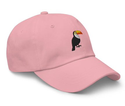 Casquette rose brodée avec un toucan, symbole de la faune et de la biodiversité brésilienne, design élégant et décontracté inspiré de la mode brésilienne, parfaite pour un style exotique et intemporel.