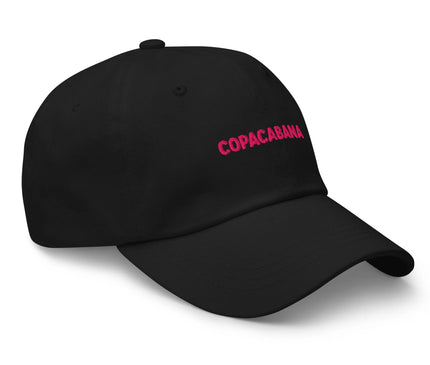 Casquette noire moderne avec le logo Copacabana brodé en rose, inspirée par l'énergie tropicale et la culture festive emblématique de Rio de Janeiro, parfaite pour adopter un style brésilien chic et décontracté.