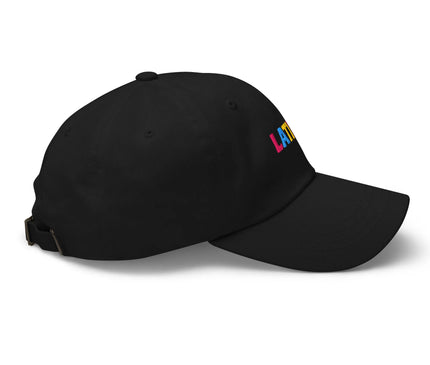 Casquette noire arborant le mot 'LATINA' brodé en lettres colorées et vibrantes, représentant la culture brésilienne et latino-américaine. Inspirée par les traditions festives et artistiques du Brésil, elle reflète un design simple et évocateur. Accessoire mode célébrant la diversité culturelle.