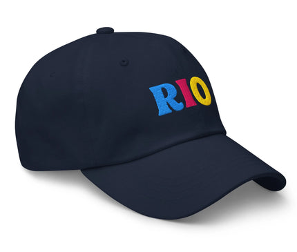 Casquette inspirée du Brésil avec un design festif, brodée du mot 'RIO' en lettres colorées bleu, rose et jaune, reflétant l'énergie et la vivacité de la culture brésilienne et des carnavals emblématiques.