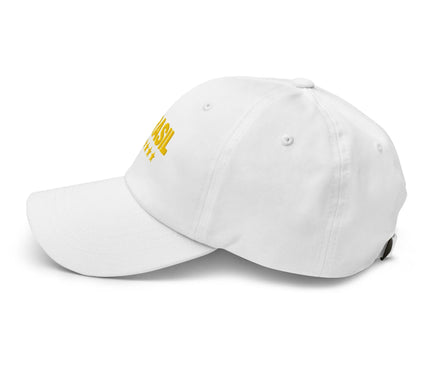 Casquette blanche inspirée du Brésil avec broderie jaune 'Brasil' et étoiles symbolisant les victoires historiques du pays. Accessoire alliant fierté nationale, culture brésilienne et élégance décontractée.