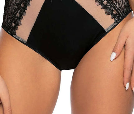 Culotte glamour et sensuelle en dentelle noire avec détails transparents, inspirée par l'élégance et les influences artisanales brésiliennes, conçue pour sublimer les courbes et refléter la joie de vivre.