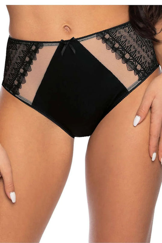 Culotte glamour et sensuelle en dentelle noire avec détails transparents, inspirée par l'élégance et les influences artisanales brésiliennes, conçue pour sublimer les courbes et refléter la joie de vivre.