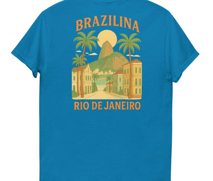 T-shirt bleu avec illustration inspirée de Rio de Janeiro, représentant des palmiers, des bâtiments typiques et le Pain de Sucre sous un soleil éclatant. Design évoquant l'énergie, la chaleur et la culture festive du Brésil. Inscription 'Brazilina Rio de Janeiro' en lettres orange, parfait pour un look tropical et décontracté.