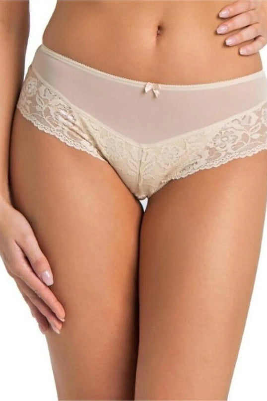 Culotte en dentelle beige élégante inspirée du style brésilien, avec des détails raffinés et une touche de sensualité, combinant confort et sophistication pour célébrer l’élégance féminine.