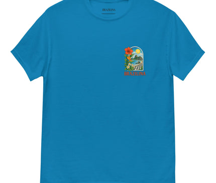 T-shirt bleu inspiré du Brésil, avec un motif vibrant représentant des paysages tropicaux, des fleurs exotiques, un soleil lumineux et des éléments évoquant la culture brésilienne. Le visuel, placé sur le côté gauche de la poitrine, inclut le texte 'Brazlina' pour refléter l'énergie et la nature festive du Brésil.