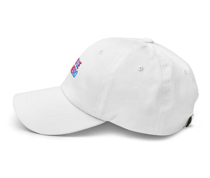 Casquette blanche au design simple et contemporain, avec une broderie rappelant l'énergie vibrante et chaleureuse de Rio de Janeiro, incarnant l'esprit festif et la culture brésilienne. Idéale pour évoquer les plages de Copacabana et le carnaval brésilien.
