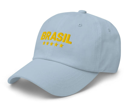 Casquette bleu clair avec l'inscription brodée 'Brasil' en jaune et cinq étoiles dorées symbolisant les victoires du Brésil, inspirée de la passion nationale pour le football et de son héritage sportif. Accessoire emblématique de la culture brésilienne, associant fierté nationale et élégance décontractée.
