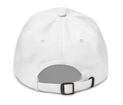 Vue arrière d'une casquette blanche inspirée de l'énergie de Copacabana, célèbre plage brésilienne, avec une fermeture ajustable métallique. Accessoire évoquant le style décontracté et festif de Rio de Janeiro, idéal pour un look élégant et tropical en toutes occasions.