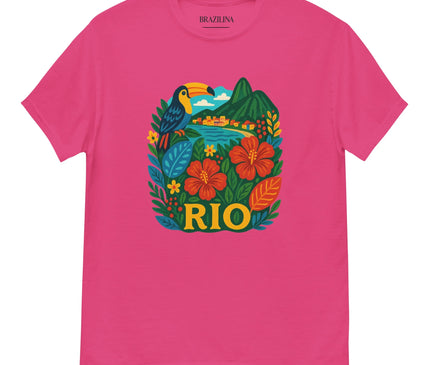 T-shirt rose vibrant inspiré du Brésil, avec un imprimé coloré représentant un toucan emblématique des forêts tropicales entouré de fleurs exotiques rouges, de feuilles luxuriantes et de montagnes évoquant les paysages iconiques de Rio de Janeiro. Motif accompagné du texte 'RIO', célébrant l'énergie joyeuse et la culture brésilienne.
