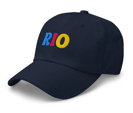 Casquette bleu marine avec le mot 'RIO' brodé en lettres colorées bleu, rouge et jaune, s'inspirant des couleurs vives des carnavals brésiliens et de l'esprit festif de Rio de Janeiro. Accessoire représentant la culture vibrante et chaleureuse du Brésil.