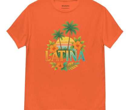 T-shirt orange au design vibrant inspiré du Brésil, orné de palmiers, coucher de soleil tropical et motifs floraux exotiques en tons jaunes, verts et oranges. Inscription 'LATINA' en lettres colorées, exprimant la joie de vivre et l'esprit ensoleillé des plages brésiliennes.