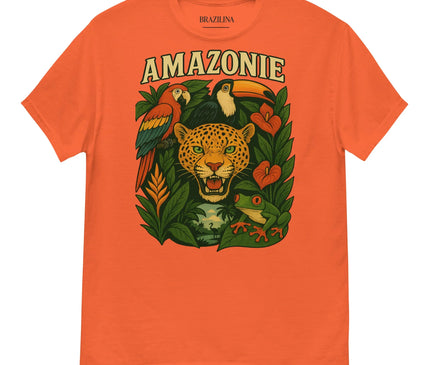 T-shirt orange Amazonie représentant un jaguar féroce entouré de faune et flore exotiques d'Amazonie, comme des toucans, une grenouille tropicale et des motifs végétaux, célébrant la biodiversité et l'héritage culturel du Brésil.
