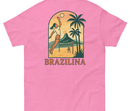 T-shirt rose inspiré du Brésil avec un design représentant un paysage tropical composé de palmiers, d'une joueuse de beach-volley sautant pour toucher le ballon, une plage en arrière-plan et le mot 'Brazilina' inscrit en dessous. Style vibrant et ensoleillé évoquant la joie de vivre et l'énergie des plages brésiliennes.