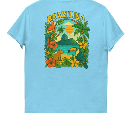 T-shirt bleu au design inspiré du Brésil, illustrant des éléments tropicaux comme des palmiers, des fleurs exotiques et des animaux emblématiques tels qu'un toucan, un capybara et un perroquet, avec le paysage brésilien en arrière-plan et l'inscription 'Brazilina', reflétant la culture vibrante et festive du pays.