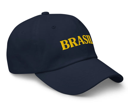 Casquette bleu marine avec inscription jaune 'BRASIL', inspirée de la culture brésilienne, le Carnaval et le football, reflétant l'esprit décontracté et festif des grandes villes comme Rio de Janeiro et São Paulo.