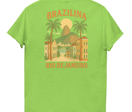 T-shirt vert avec un design inspiré de Rio de Janeiro, représentant des palmiers, des bâtiments typiques, et le mont du Pain de Sucre sous un lever de soleil. Illustration évoquant l'ambiance festive, les paysages ensoleillés et la culture vibrante du Brésil, mettant en avant l'essence brésilienne et idéale pour un style décontracté et tropical.