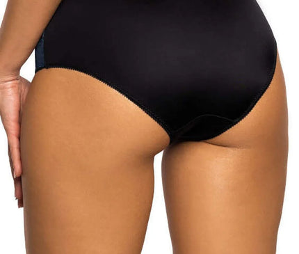 Sous-vêtement élégant et raffiné de style brésilien noir, mettant en avant des découpes sophistiquées, inspiré par la culture brésilienne, alliant confort et sensualité.