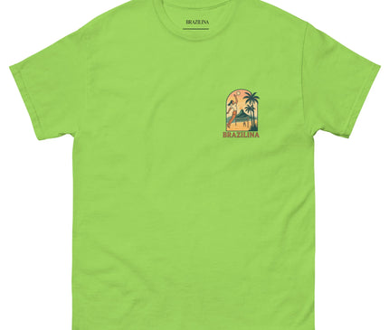 T-shirt vert inspiré de l'ambiance vibrante et festive du Brésil, avec un design mettant en scène un paysage tropical. Illustration d'une figure dynamique entourée de palmiers, accompagnée du texte 'Brazilina', évoquant les plages et la culture brésiliennes.