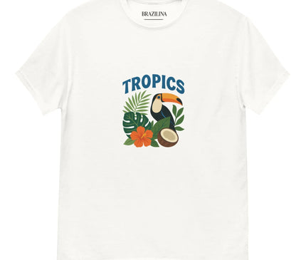 T-shirt blanc tropical orné d'un toucan coloré, emblème des forêts brésiliennes, entouré de feuilles exotiques, d'une fleur orange vibrante et d'un demi-coco, évoquant la richesse de la nature et la culture brésilienne, idéal pour un style décontracté et festif inspiré du Brésil.