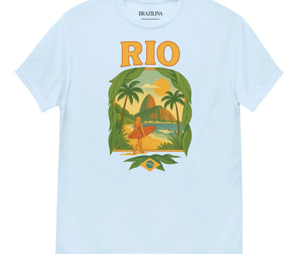 T-shirt blanc avec un design inspiré de Rio de Janeiro, mettant en avant un coucher de soleil, le Pain de Sucre, des palmiers et un surfeur, évoquant l'énergie tropicale et festive de la culture brésilienne. Parfait pour un style décontracté et vibrant.