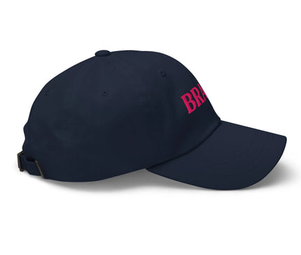 Casquette bleu marine avec l'inscription 'Brasil' en rose brodé sur le devant, inspirée de la culture brésilienne vibrant de couleurs, de musique et de joie de vivre, parfaite pour afficher sa passion pour le Brésil et son esprit festif.