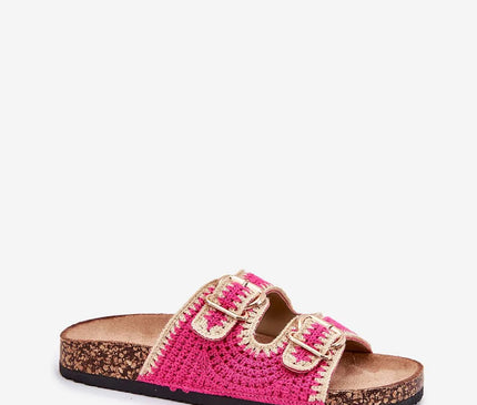Sandales style brésilien avec finitions crochetées rose et beige, semelle en liège, double boucle dorée, design artisanal inspiré de l'artisanat brésilien, parfaites pour une tenue estivale.