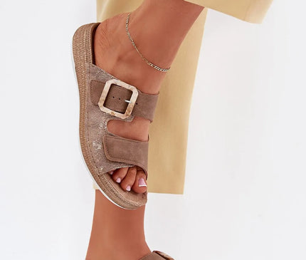 Sandales brésiliennes élégantes en daim beige avec boucle artisanale, design inspiré de l’artisanat traditionnel et du style décontracté de Bahia, idéales pour les journées ensoleillées.
