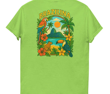 T-shirt vert avec un design inspiré du Brésil, montrant des illustrations tropicales comprenant un toucan, un perroquet, un capybara, des palmiers, des fleurs exotiques et un paysage avec montagnes et soleil, reflétant l'énergie et la biodiversité brésiliennes.