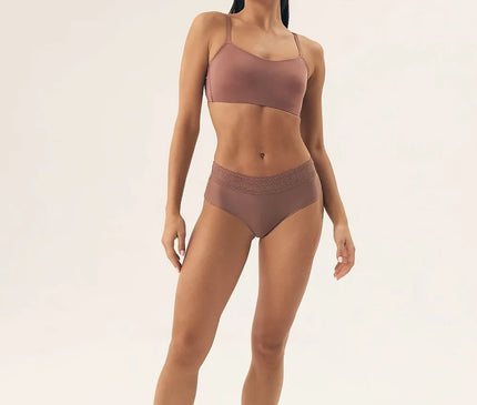 Sous-vêtement élégant inspiré du Brésil, composé d'un soutien-gorge minimaliste et d'une culotte taille haute avec détails raffinés. Conçu pour le confort, la féminité et une coupe moderne qui évoque les influences tropicales et l'artisanat brésilien.