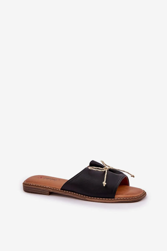 Sandales plates pour femmes en simili cuir noir avec un nœud décoratif à l'avant, talon plat de 1 cm, semelle intérieure confortable en cuir artificiel, idéales pour les tenues estivales décontractées.
