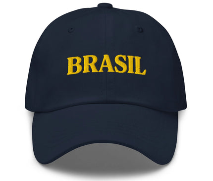 Casquette bleu marine avec l'inscription jaune 'Brasil', célébrant l'esprit vibrant et chaleureux du Brésil. Inspirée du style décontracté des grandes villes brésiliennes comme Rio de Janeiro et São Paulo, elle reflète une identité culturelle forte, l'énergie festive du pays et sa passion pour le Carnaval et le football.