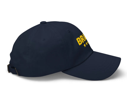 Casquette bleu marine avec broderie jaune 'BRASIL' et trois étoiles, représentant les victoires légendaires du Brésil en football, incarne la fierté nationale et l'énergie festive brésilienne.