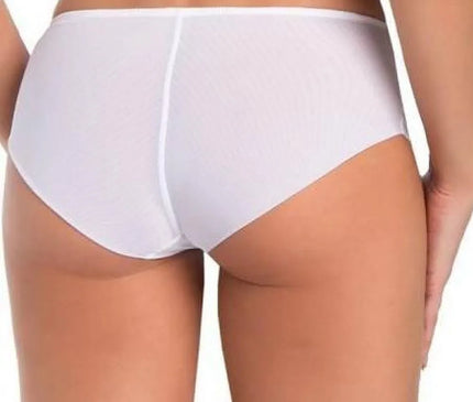 Sous-vêtement brésilien élégant en dentelle pour femme, inspiré par les plages tropicales du Brésil, avec un design blanc ajusté et confortable qui allie sensualité et raffinement.