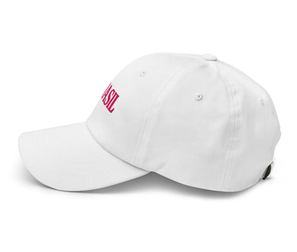 Casquette blanche avec l'inscription 'Brasil' en rose, inspirée de la culture vibrante et décontractée du Brésil. Accessoire mode mettant en avant l'énergie positive et la richesse culturelle de ce pays, idéal pour afficher sa passion pour le style brésilien.