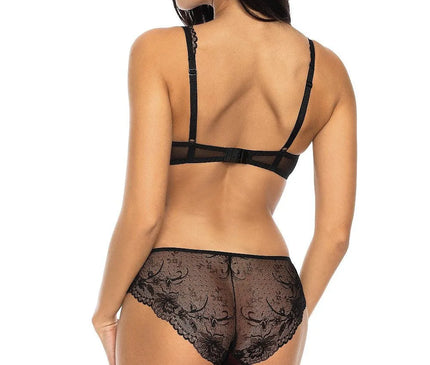 Ensemble de lingerie noire en dentelle fine pour femmes, inspiré de l'élégance brésilienne. Le design met en valeur la transparence et les détails délicats, évoquant le style sensuel et raffiné caractéristique de la mode brésilienne.