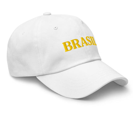 Casquette blanche brodée avec le mot 'Brasil' en lettres jaunes, célébrant la culture et l'esprit vibrant du Brésil. Inspirée par l'atmosphère ensoleillée, le style décontracté des rues de Rio de Janeiro et São Paulo, et les traditions festives comme le Carnaval et les matchs de football.