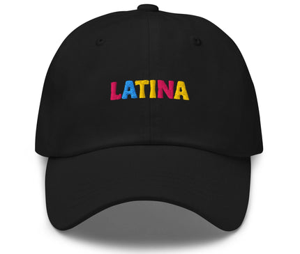 Casquette noire avec le mot 'LATINA' brodé en couleurs vives (rose, bleu et jaune), inspirée de l'esprit joyeux du Brésil, célébrant la culture latino-américaine et les traditions artistiques brésiliennes.