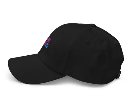 Casquette noire design Rio de Janeiro inspirée par l'énergie vibrante du Brésil, avec une broderie évoquant la culture festive et les plages emblématiques comme Copacabana. Accessoire moderne et tropical pour les amateurs de mode brésilienne.